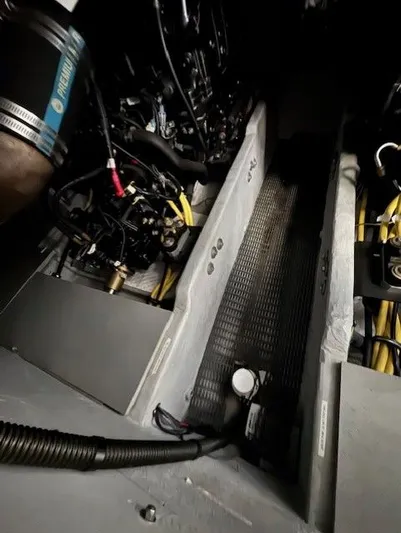 Continuous Wave Yacht Photos Pics Engine room of a 2007 Meridian 391 yacht, showcasing mechanical components and wiring.