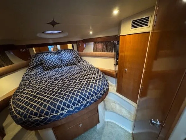 Continuous Wave Yacht Photos Pics Luxurious cabin interior of a 2007 Meridian 391 yacht with a cozy bed.