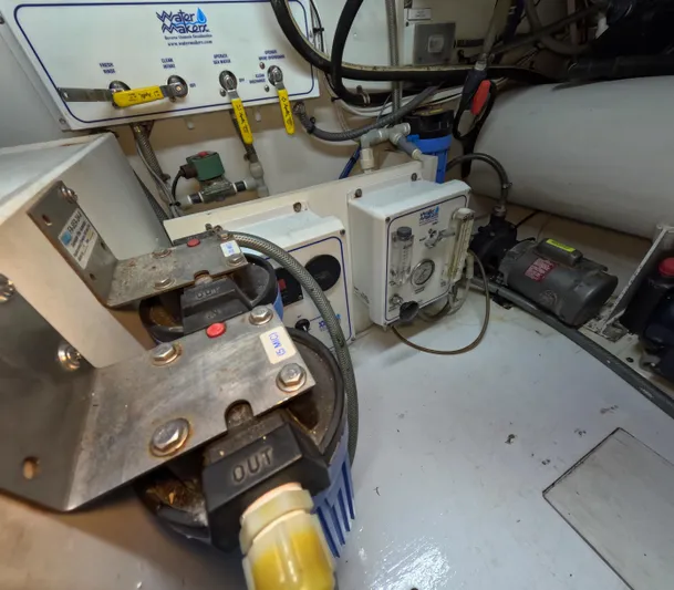 Rock Mama Yacht Photos Pics Engine room of 2001 Hatteras 55 Convertible yacht, showcasing mechanical components and systems.