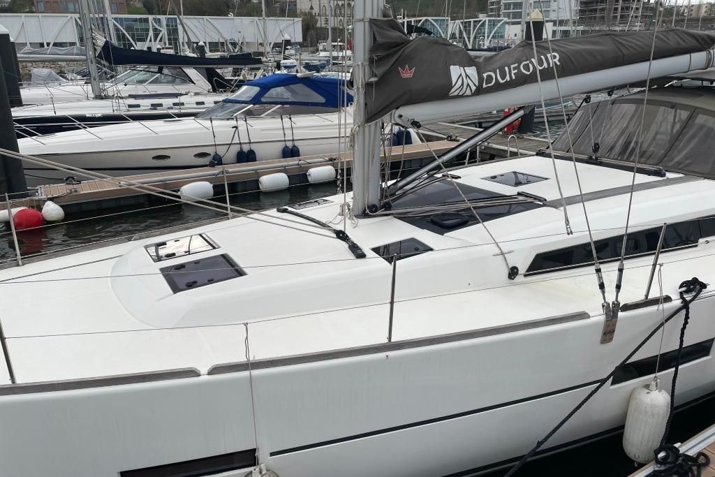 2019 Dufour 44 