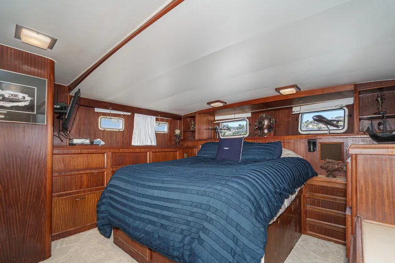 Maverick Yacht Photos Pics Interior of 1979 Hatteras 58 Motor Yacht with cozy bedroom and nautical decor.