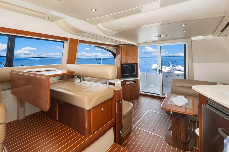Adventurus Yacht Photos Pics Dinette