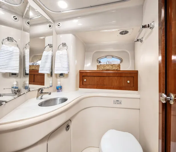 Adventurus Yacht Photos Pics VIP Head