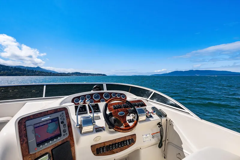 Adventurus Yacht Photos Pics Flybridge Helm