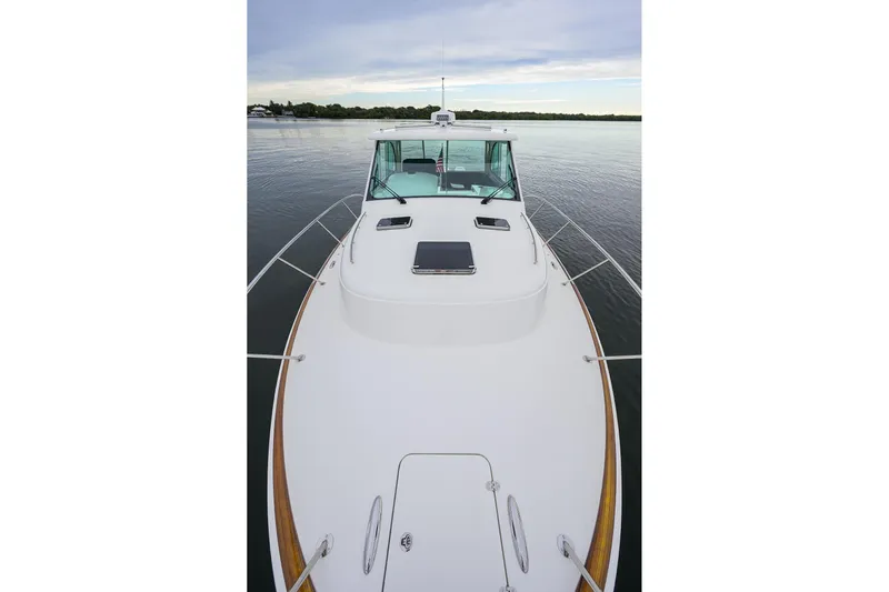 Renie Vee Yacht Photos Pics Hinckley 40X Renie Vie- Bow