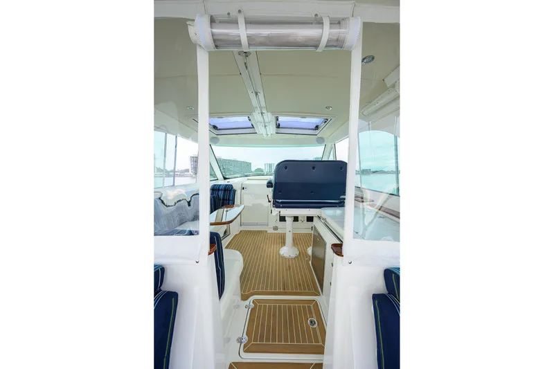 Renie Vee Yacht Photos Pics Hinckley 40X Renie Vie- Salon/Helm