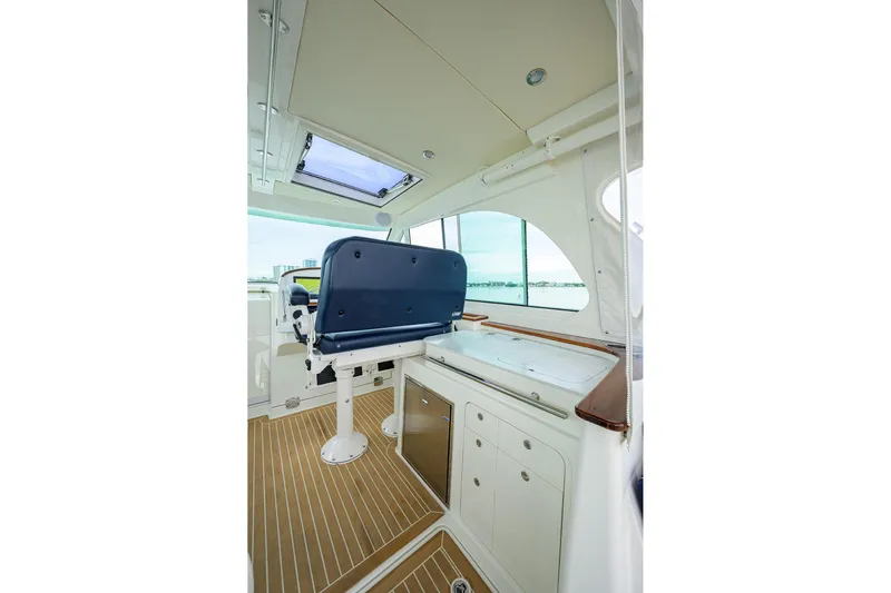 Renie Vee Yacht Photos Pics Hinckley 40X Renie Vie-Salon/Helm