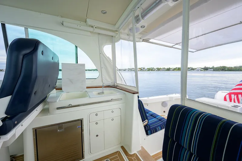 Renie Vee Yacht Photos Pics Hinckley 40X Renie Vie-Salon/Helm