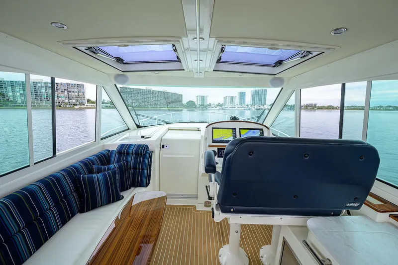 Renie Vee Yacht Photos Pics Hinckley 40X Renie Vie-Salon/Helm