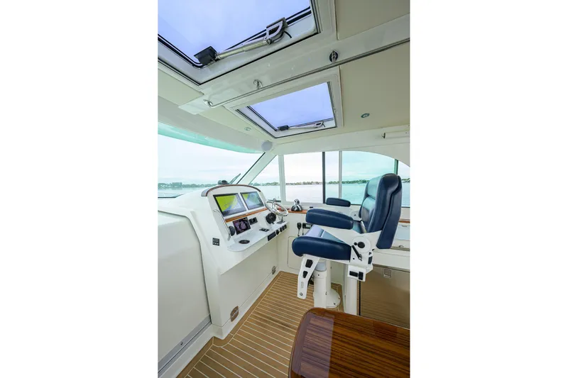 Renie Vee Yacht Photos Pics Hinckley 40X Renie Vie-Salon/Helm