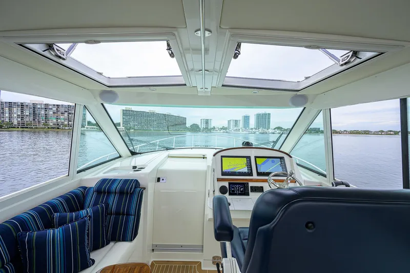 Renie Vee Yacht Photos Pics Hinckley 40X Renie Vie-Salon/Helm