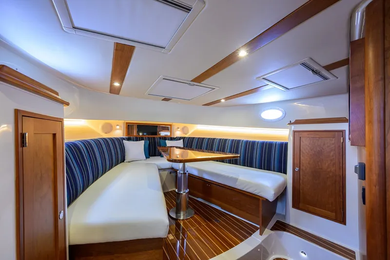 Renie Vee Yacht Photos Pics Hinckley 40X Renie Vie-Cabin Dinette