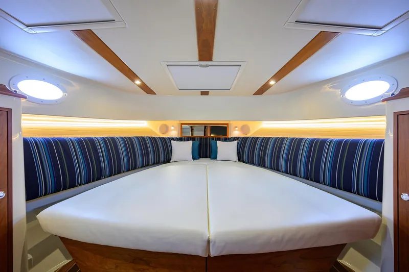 Renie Vee Yacht Photos Pics Hinckley 40X Renie Vie-Daybed Forward