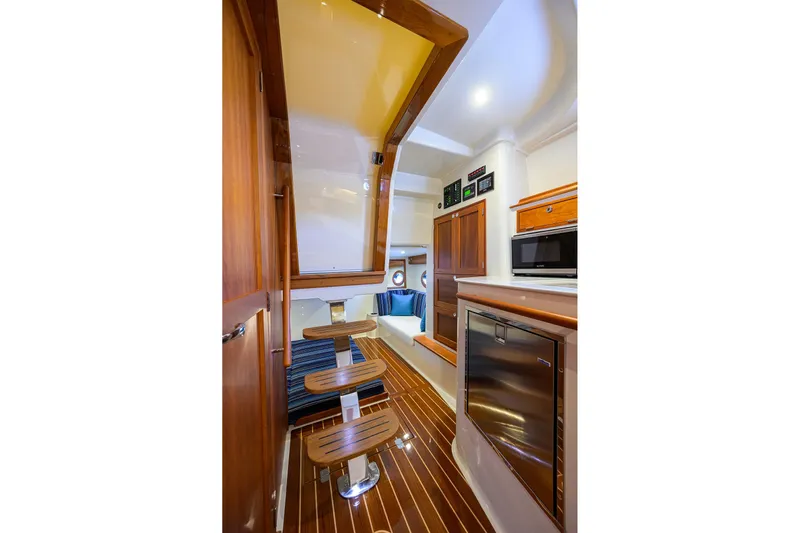 Renie Vee Yacht Photos Pics Hinckley 40X Renie Vie- Companion Way