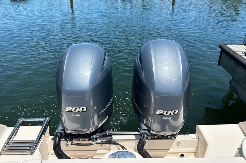 Yacht Photos Pics Twin Yamaha 200 outboard engines on a 2020 Grady-White Freedom 275 boat.