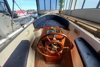 Interboat 21 Classic 2000 with 2018 motor, featuring elegant wooden steering and blue seating.