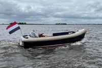 Interboat 21 Classic motorboat from 2000 on a lake, featuring a Dutch flag.