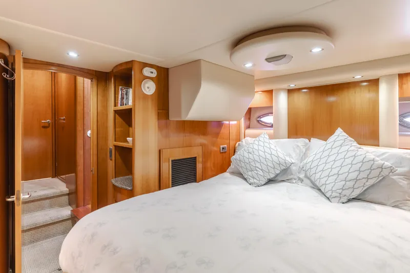 Jolie Vie Yacht Photos Pics Luxurious bedroom interior of 2004 Meridian 540 Pilothouse yacht with cozy bedding.