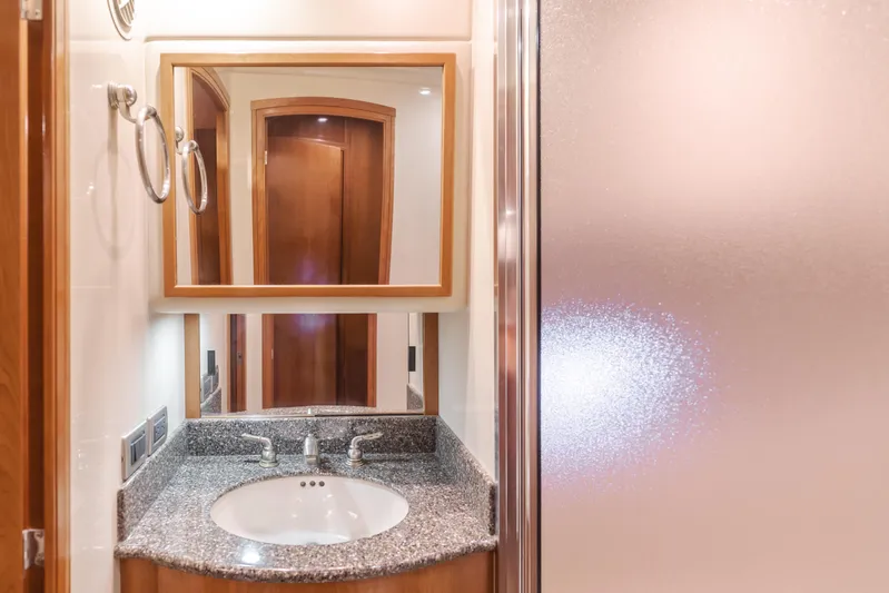 Jolie Vie Yacht Photos Pics 2004 Meridian 540 Pilothouse bathroom with granite countertop and frosted glass shower.