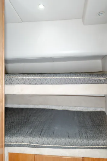 Jolie Vie Yacht Photos Pics Bunk beds in 2004 Meridian 540 Pilothouse yacht cabin interior.