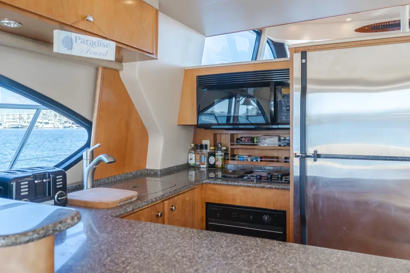 Jolie Vie Yacht Photos Pics 2004 Meridian 540 Pilothouse kitchen with modern appliances and sleek countertops.