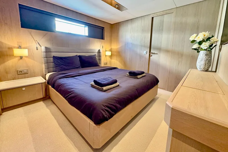  Yacht Photos Pics Luxurious bedroom on 2026 Outer Reef Yachts 780 Adventure, featuring elegant decor and modern amenities.