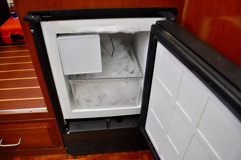 Freakin' Awesome Yacht Photos Pics Ice maker inside 1990 Ocean Alexander 42 Sedan yacht, filled with ice cubes.