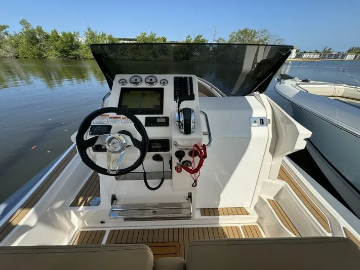  Yacht Photos Pics Helm/Electronics