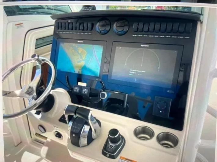  Yacht Photos Pics 16&rdquo; Raymarine Axiom Electronics