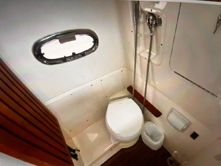  Yacht Photos Pics Head With Shower