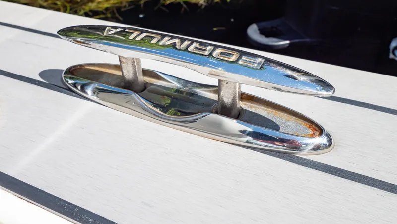  Yacht Photos Pics Close-up of a 2021 Formula 430 Super Sport Crossover boat cleat.