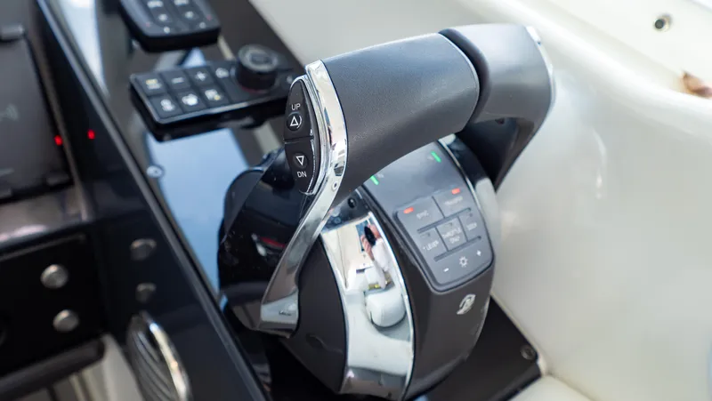  Yacht Photos Pics 2021 Formula 430 Super Sport Crossover throttle control, sleek design, modern boat technology.