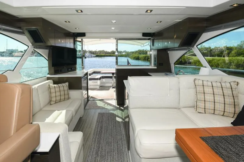 Grateful III Yacht Photos Pics Salon Overview