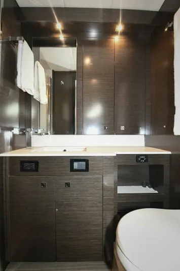 Grateful III Yacht Photos Pics Master Head