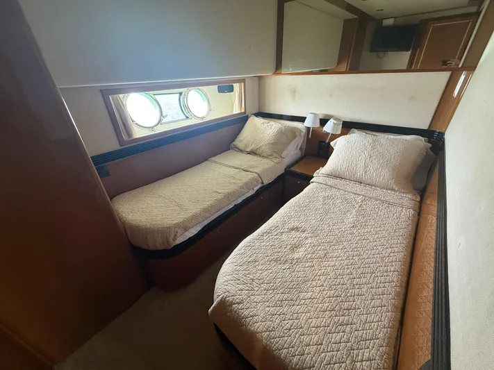  Yacht Photos Pics Twin bed cabin in 2011 Apreamare 65 MAESTRO yacht, featuring porthole windows and cozy bedding.