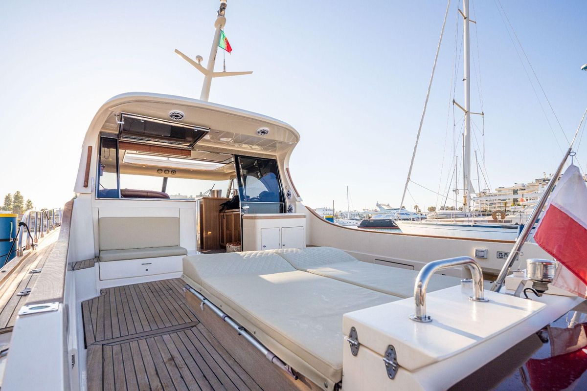 2006 Mochi Craft 52 