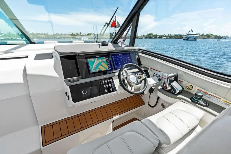 Maxsea Yacht Photos Pics 2022 Sea Ray Sundancer 320 Outboard helm with modern navigation displays and controls.