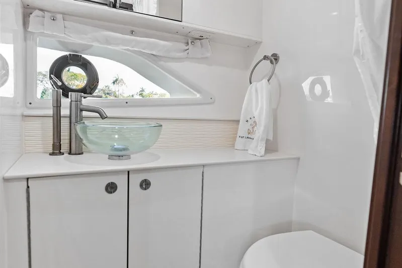 Maxsea Yacht Photos Pics 2022 Sea Ray Sundancer 320 Outboard bathroom with modern sink and porthole window.