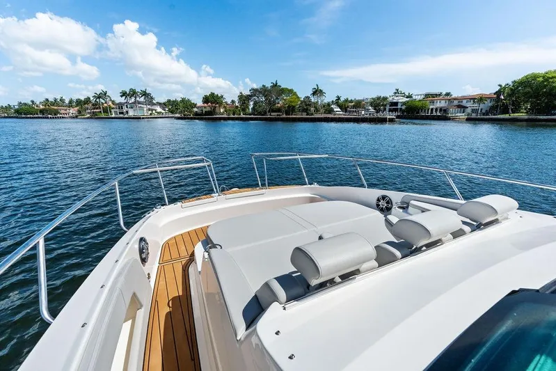 Maxsea Yacht Photos Pics 2022 Sea Ray Sundancer 320 Outboard cruising on a sunny day, with luxurious deck seating.