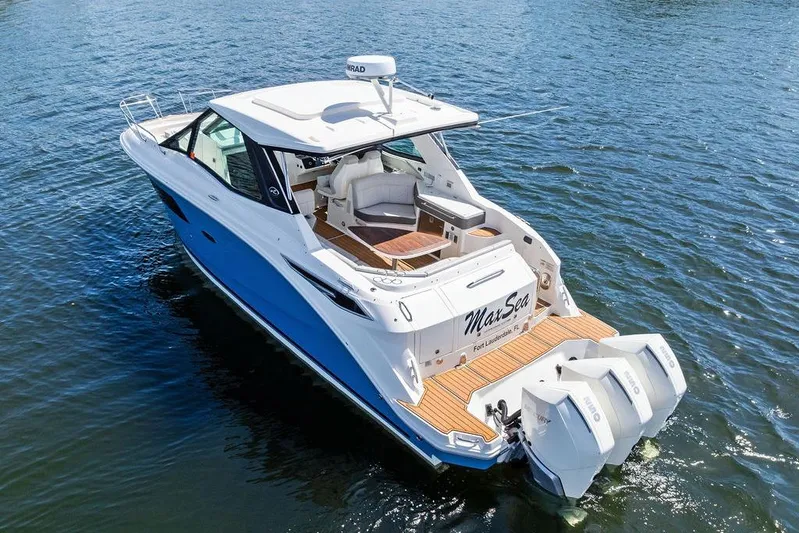 Maxsea Yacht Photos Pics 2022 Sea Ray Sundancer 320 Outboard cruising on water, featuring sleek design and powerful engines.