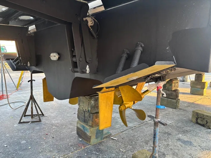 52 Sea Ray Sundancer Yacht Photos Pics 2009 Sea Ray 52 Sundancer boat propeller and hull on dry dock.