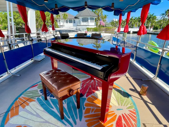 Amore Yacht Photos Pics 