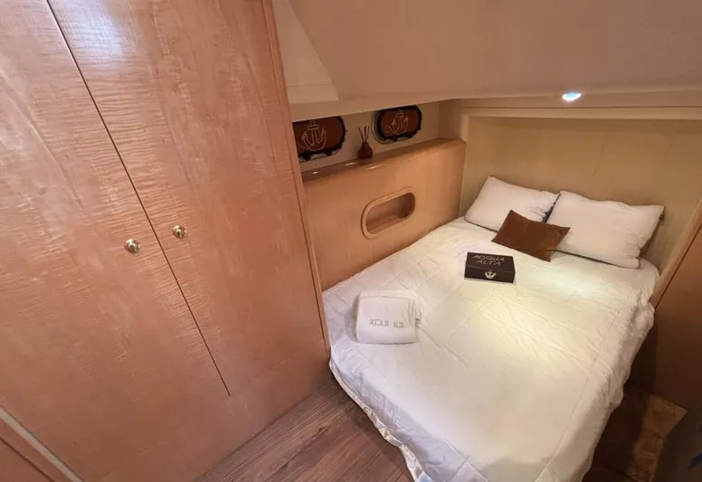 Aqua Alta Yacht Photos Pics Starboard Guest Berth