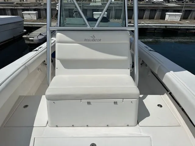  Yacht Photos Pics 2005 Regulator 32 boat with forward seating at the dock.
