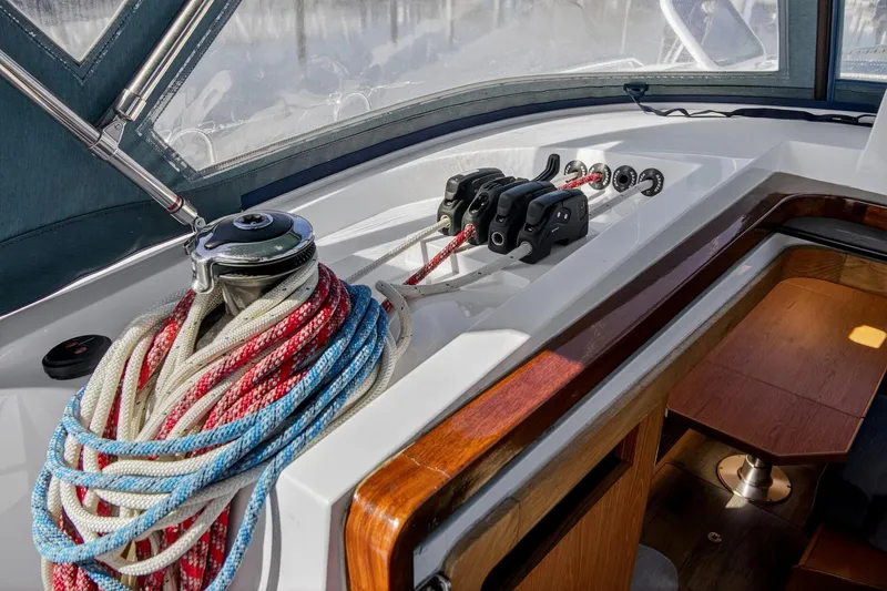 Off The Grid Yacht Photos Pics Electric winch