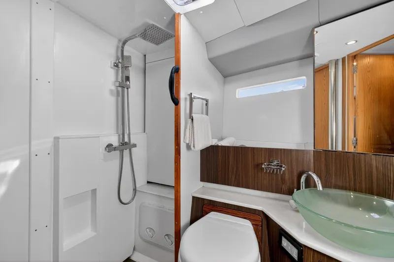 Off The Grid Yacht Photos Pics Southerly 420 forward head