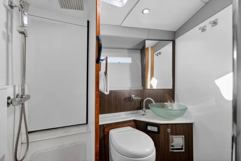 Off The Grid Yacht Photos Pics Southerly 420 forward head