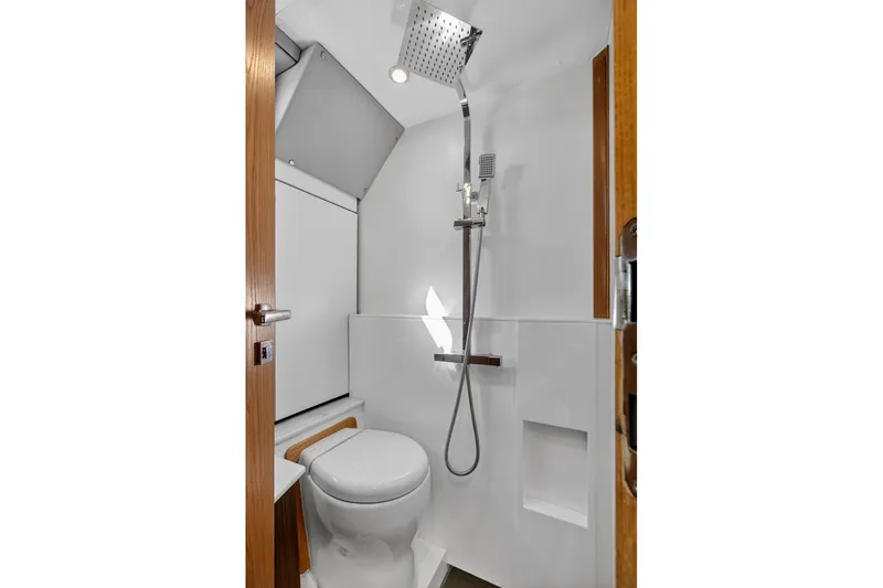 Off The Grid Yacht Photos Pics Southerly 420 aft head