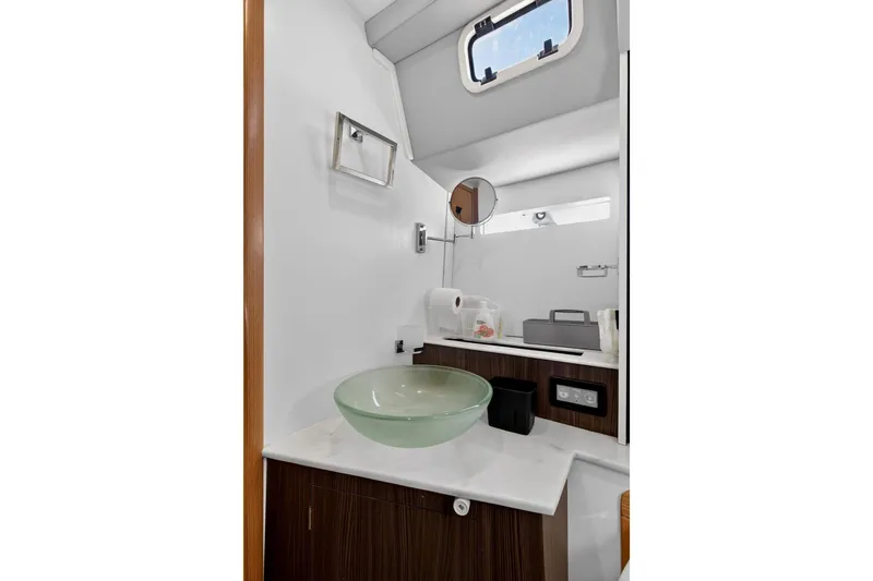 Off The Grid Yacht Photos Pics Southerly 420 aft head