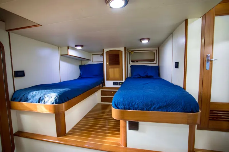 Someday Came Yacht Photos Pics Twin cabin with blue bedding in 2006 Marlow 72E LRC yacht.